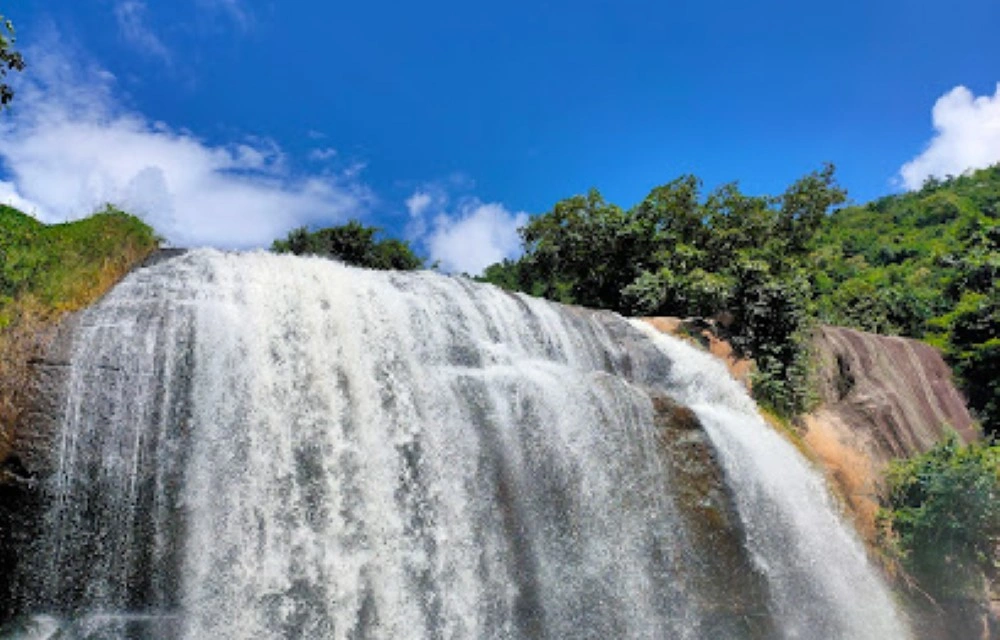 Gandahathi Waterfall Image